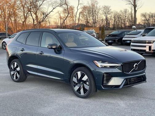 2024 Volvo XC60 Recharge Plug-In Hybrid T8 Ultimate Dark Theme