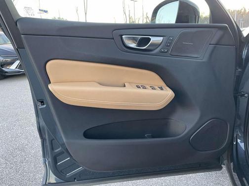 2024 Volvo XC60 Recharge Plug-In Hybrid T8 Ultimate Dark Theme