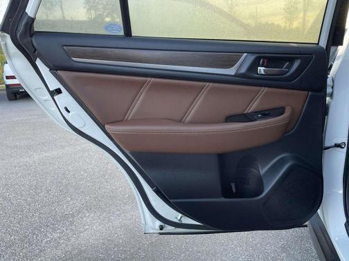 Crystal White Pearl 2017 Subaru Outback 3.6R Touring