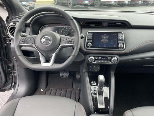 Gun Metallic / Monarch Orange 2018 Nissan Kicks SR