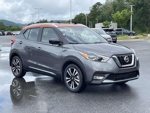 Gun Metallic / Monarch Orange 2018 Nissan Kicks SR