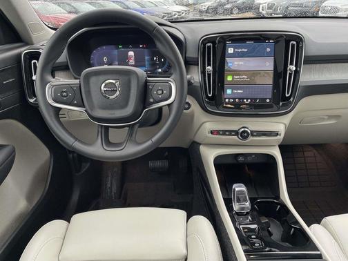 2025 Volvo XC40 B5 Ultra Dark Theme