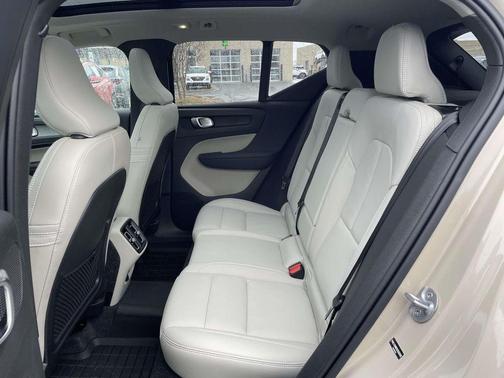 2025 Volvo XC40 B5 Ultra Dark Theme