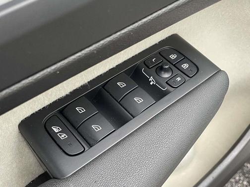 2025 Volvo XC40 B5 Ultra Dark Theme