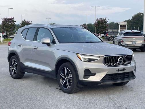 Metallic 2025 Volvo XC40 B5 Core Bright Theme