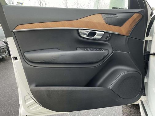 2025 Volvo XC90 B5 Plus