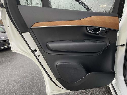 2025 Volvo XC90 B5 Plus