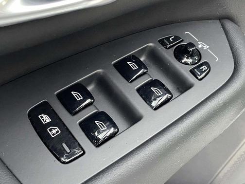 2025 Volvo XC90 B5 Plus