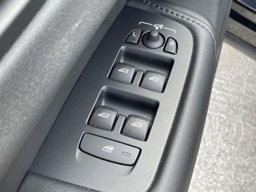 Black 2025 Volvo XC60 B5 Core