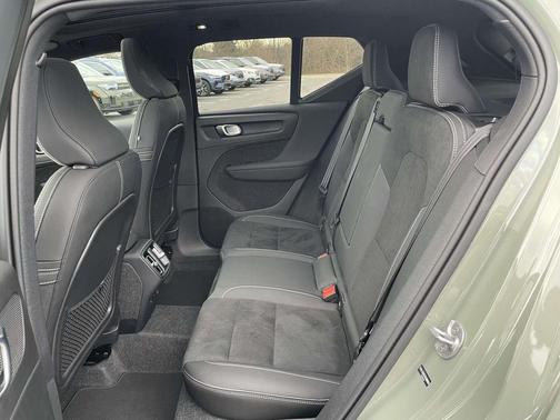 2025 Volvo XC40 B5 Plus Dark Theme