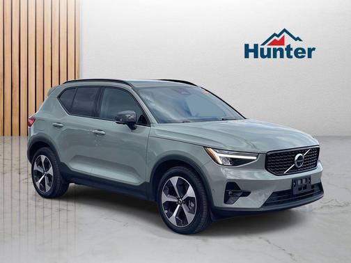 2025 Volvo XC40 B5 Plus Dark Theme