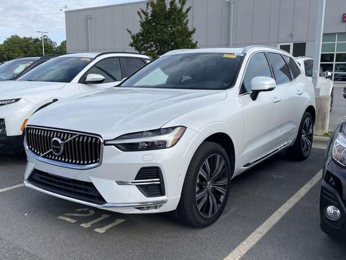 Crystal White Metallic 2023 Volvo XC60 B5 Plus Bright Theme