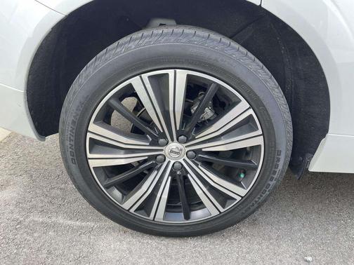 Crystal White Metallic 2023 Volvo XC60 B5 Plus Bright Theme