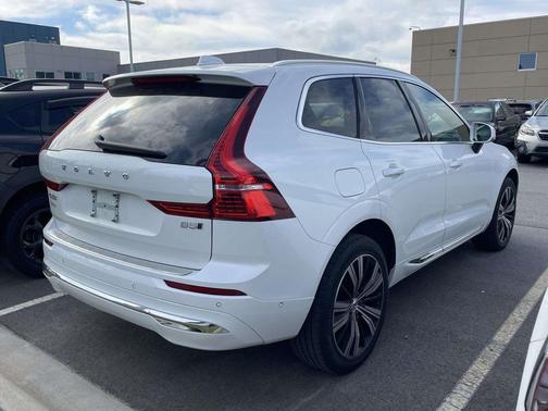 Crystal White Metallic 2023 Volvo XC60 B5 Plus Bright Theme