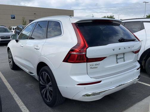 Crystal White Metallic 2023 Volvo XC60 B5 Plus Bright Theme