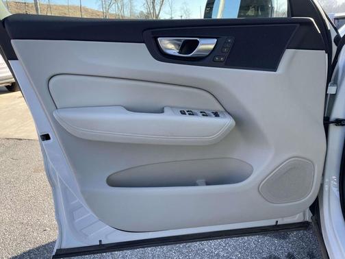 2024 Volvo XC60 Recharge Plug-In Hybrid T8 Plus Dark Theme