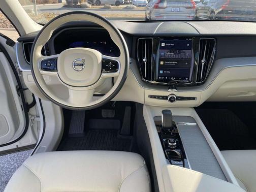 2024 Volvo XC60 Recharge Plug-In Hybrid T8 Plus Dark Theme