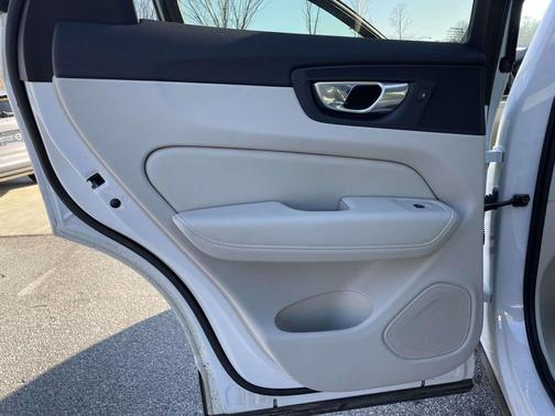 2024 Volvo XC60 Recharge Plug-In Hybrid T8 Plus Dark Theme