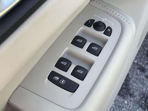 2024 Volvo XC60 Recharge Plug-In Hybrid T8 Plus Dark Theme