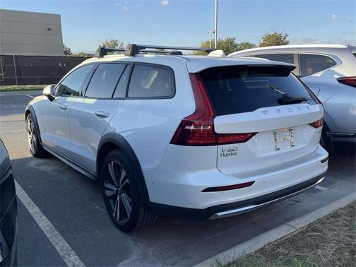 2023 Volvo V60 Cross Country B5 Plus