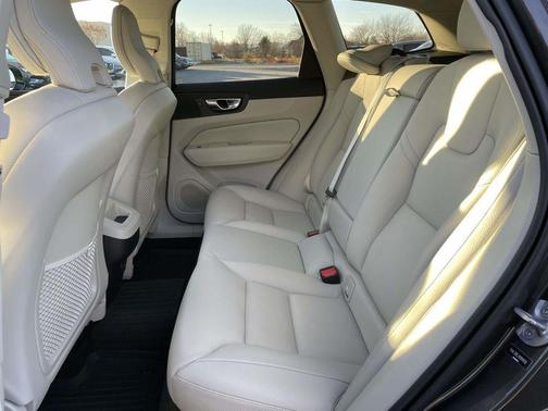 2024 Volvo XC60 B5 Plus Dark Theme