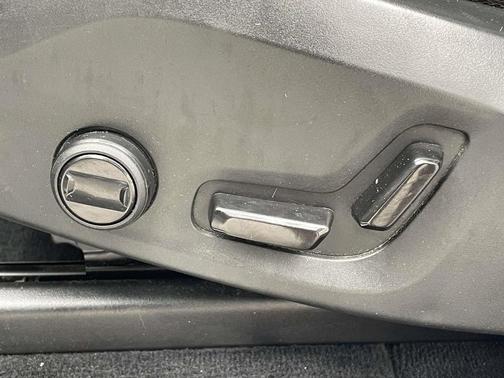 Bright Silver Metallic 2022 Volvo XC90 T6 Momentum 7 Passenger