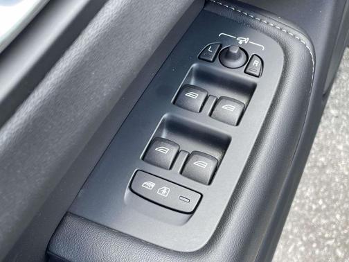 Onyx Black Metallic 2024 Volvo XC60 Recharge Plug-In Hybrid T8 Ultimate Black Edition