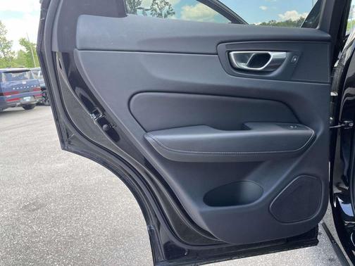 Onyx Black Metallic 2024 Volvo XC60 Recharge Plug-In Hybrid T8 Ultimate Black Edition