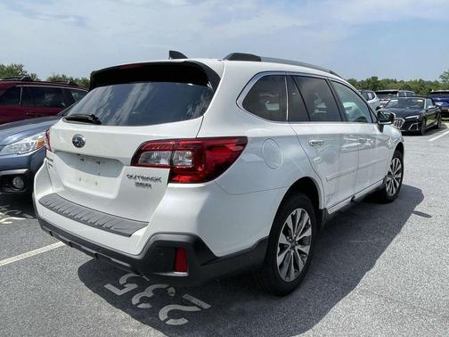 Crystal White Pearl 2019 Subaru Outback 3.6R Touring
