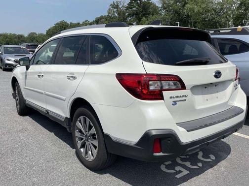 Crystal White Pearl 2019 Subaru Outback 3.6R Touring