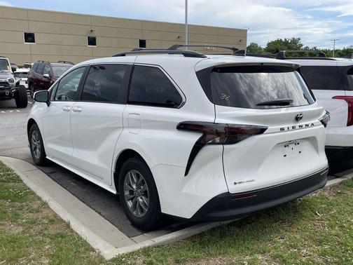 Ice 2025 Toyota Sienna LE