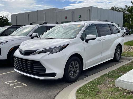 Ice 2025 Toyota Sienna LE