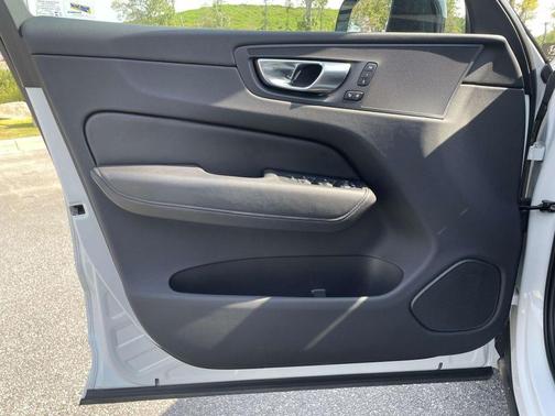 2024 Volvo XC60 Recharge Plug-In Hybrid T8 Plus Dark Theme