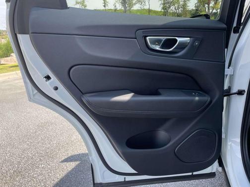 2024 Volvo XC60 Recharge Plug-In Hybrid T8 Plus Dark Theme
