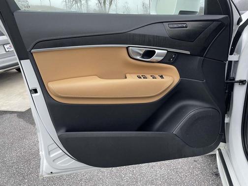 2024 Volvo XC90 Recharge Plug-In Hybrid T8 Ultimate Bright Theme 7-Seater