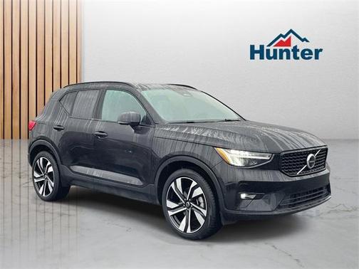 2025 Volvo XC40 B5 Plus Dark Theme