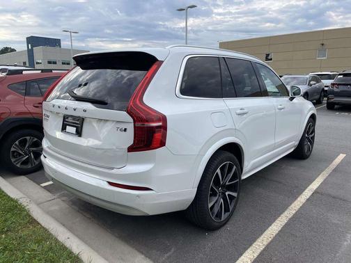 Crystal White Metallic 2022 Volvo XC90 T6 Momentum 6 Passenger