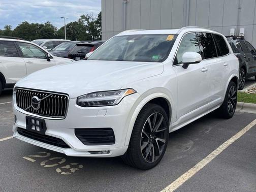 Crystal White Metallic 2022 Volvo XC90 T6 Momentum 6 Passenger