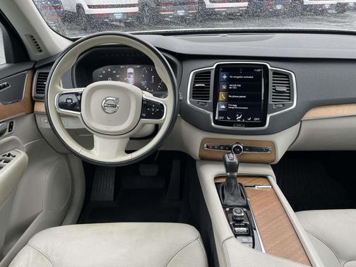 Crystal White Metallic 2021 Volvo XC90 T5 Momentum 7 Passenger
