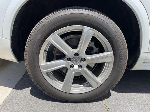 Crystal White Metallic 2021 Volvo XC90 T5 Momentum 7 Passenger