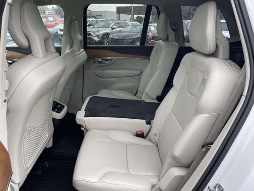 Crystal White Metallic 2021 Volvo XC90 T5 Momentum 7 Passenger