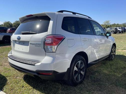 Crystal White Pearl 2017 Subaru Forester 2.5i Premium