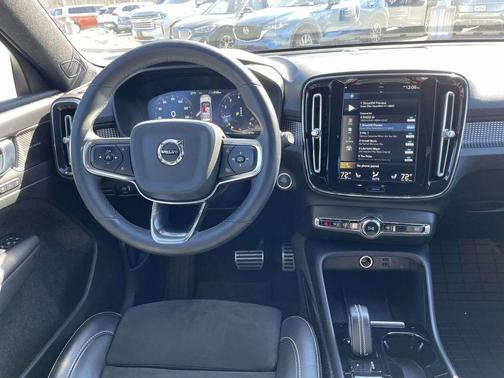 2022 Volvo XC40 T4 R-Design