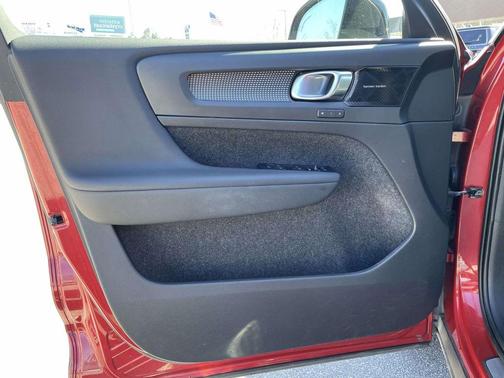 2022 Volvo XC40 T4 R-Design