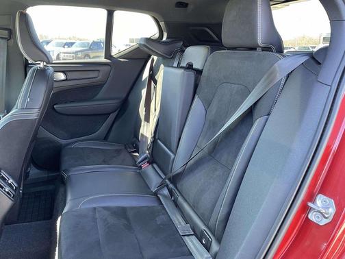 2022 Volvo XC40 T4 R-Design