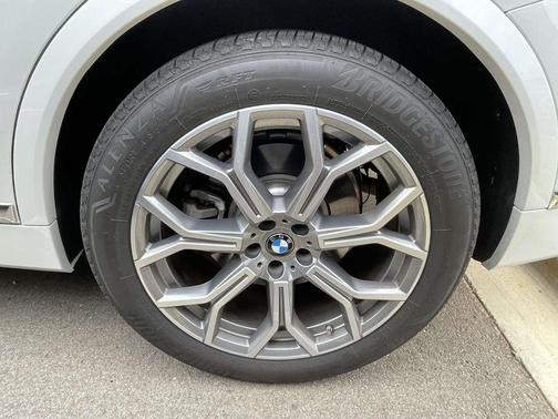 Mineral White Metallic 2025 BMW X7 xDrive40i