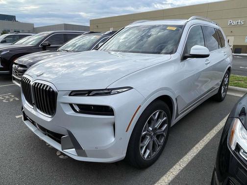 Mineral White Metallic 2025 BMW X7 xDrive40i