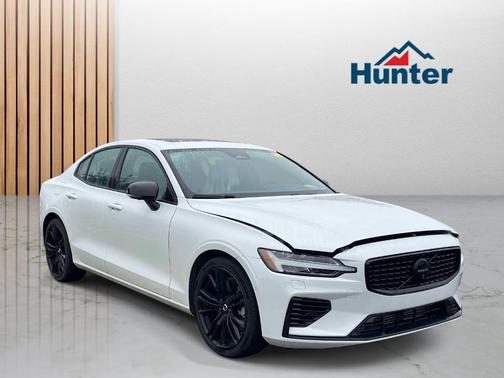 Crystal White Metallic 2024 Volvo S60 Recharge Plug-In Hybrid T8 Plus Black Edition