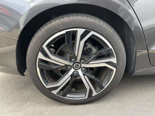 2023 Volvo S60 B5 Plus Dark Theme