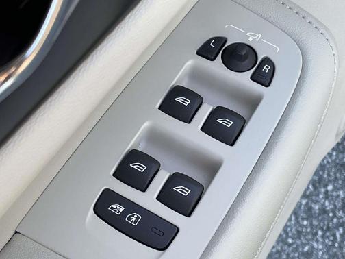 2023 Volvo S60 B5 Plus Dark Theme